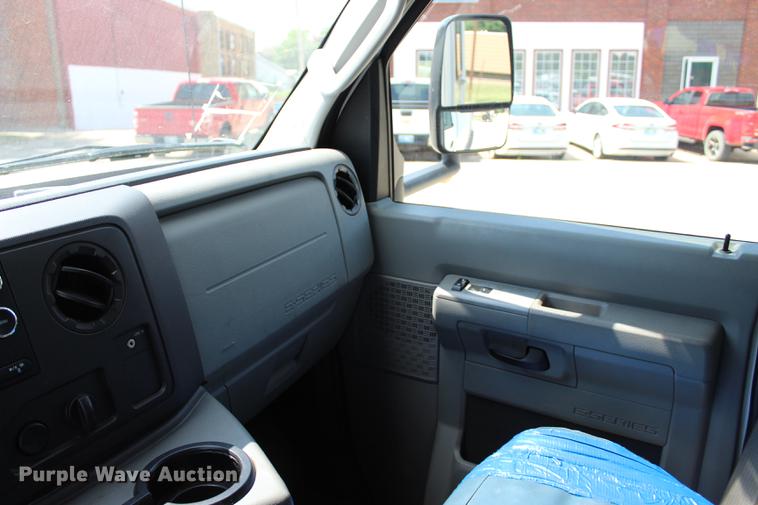 image for item BE9336 2009 Ford E350 Super Duty shuttle bus