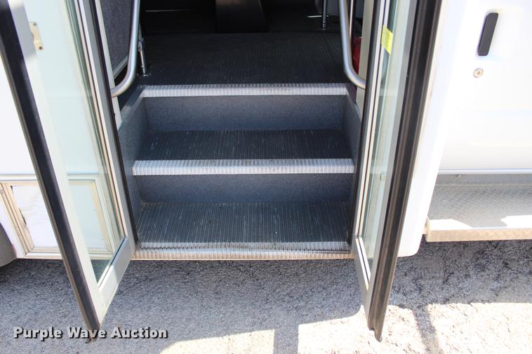 image for item BE9336 2009 Ford E350 Super Duty shuttle bus