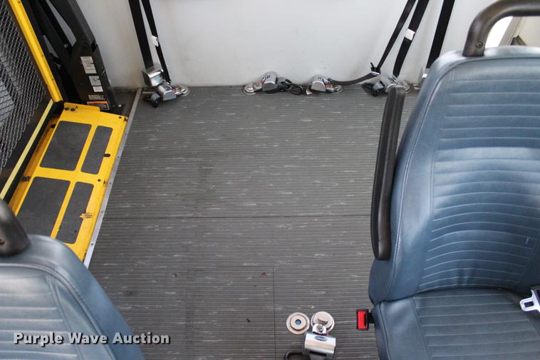 image for item BE9336 2009 Ford E350 Super Duty shuttle bus