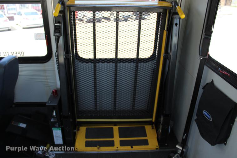 image for item BE9336 2009 Ford E350 Super Duty shuttle bus