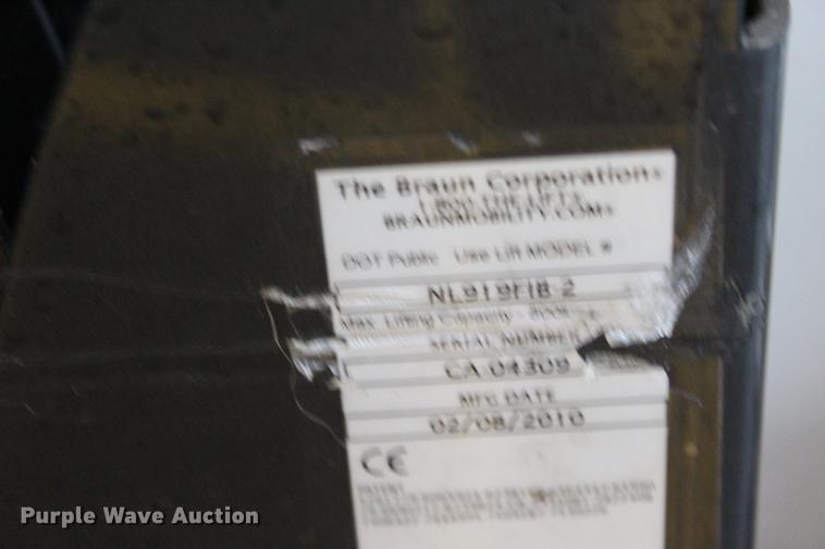 image for item BE9336 2009 Ford E350 Super Duty shuttle bus