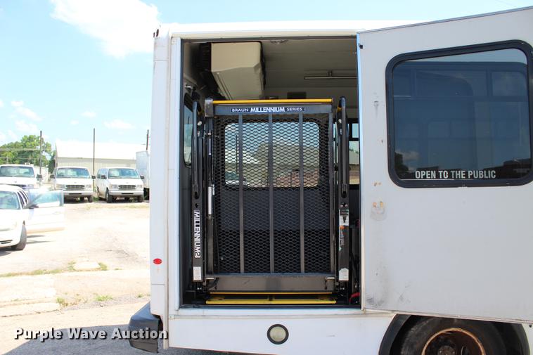 image for item BE9336 2009 Ford E350 Super Duty shuttle bus