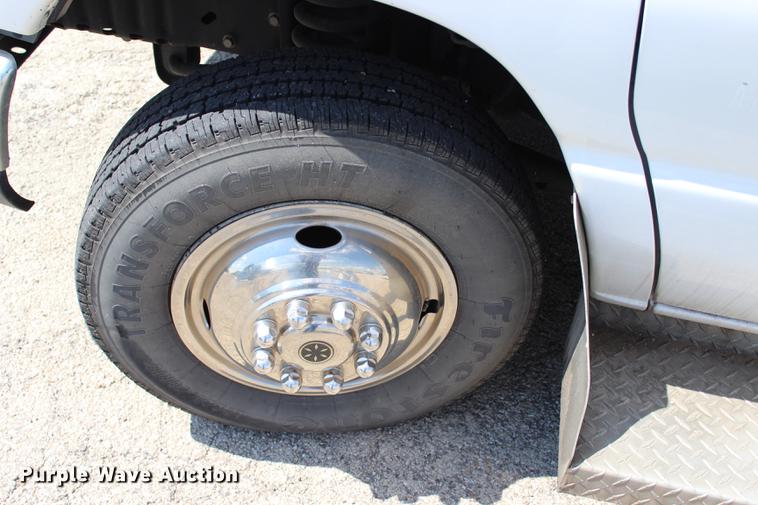 image for item BE9336 2009 Ford E350 Super Duty shuttle bus