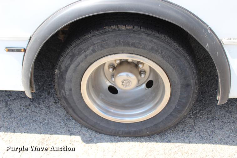 image for item BE9336 2009 Ford E350 Super Duty shuttle bus