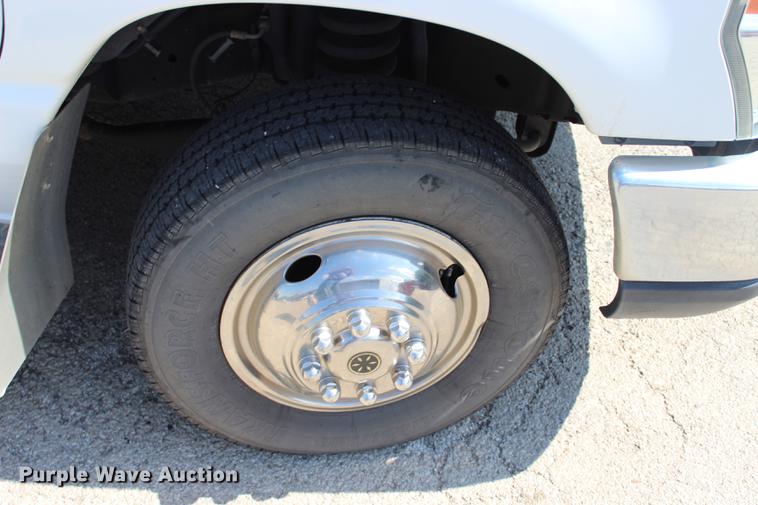 image for item BE9336 2009 Ford E350 Super Duty shuttle bus