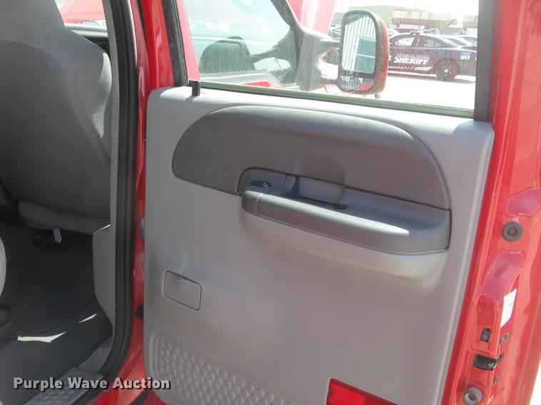 image for item BL9049 2004 Ford F250 Super Duty XLT Crew Cab pickup truck