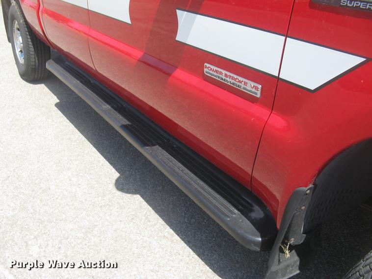 image for item BL9049 2004 Ford F250 Super Duty XLT Crew Cab pickup truck