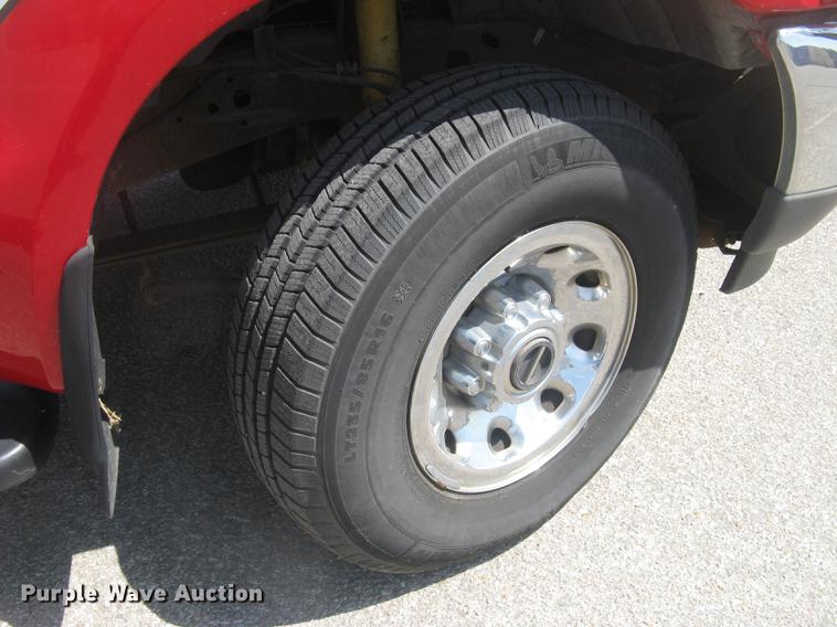 image for item BL9049 2004 Ford F250 Super Duty XLT Crew Cab pickup truck