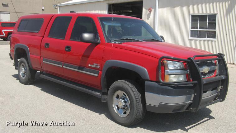 image for item BL9050 2004 Chevrolet Silverado 2500HD Crew Cab pickup truck