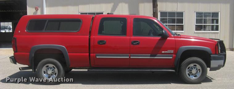 image for item BL9050 2004 Chevrolet Silverado 2500HD Crew Cab pickup truck