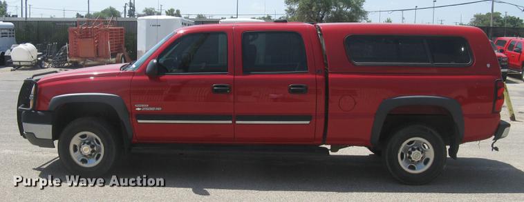 image for item BL9050 2004 Chevrolet Silverado 2500HD Crew Cab pickup truck