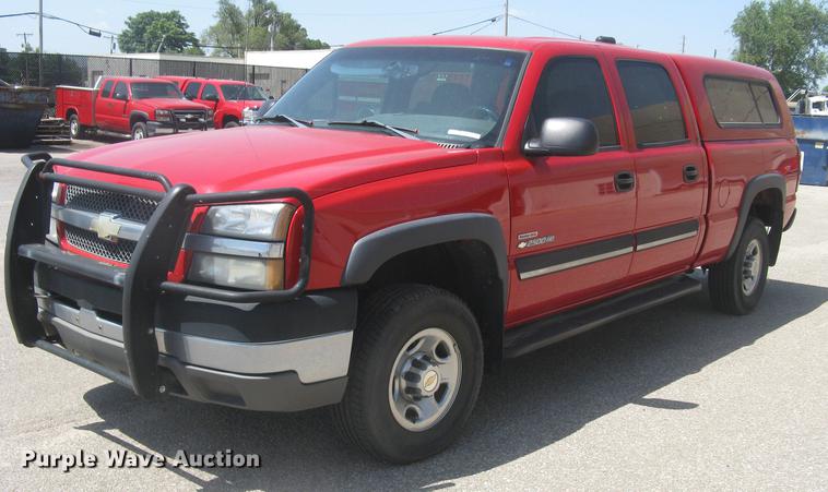 image for item BL9050 2004 Chevrolet Silverado 2500HD Crew Cab pickup truck