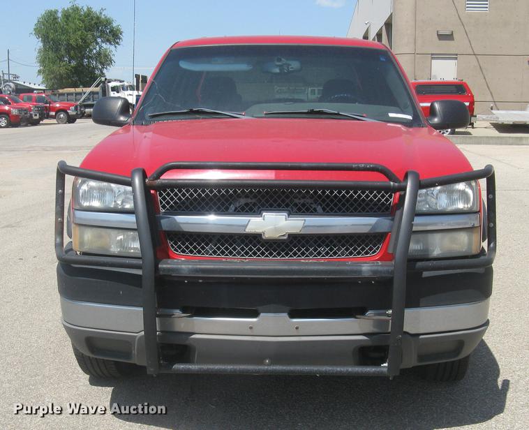 image for item BL9050 2004 Chevrolet Silverado 2500HD Crew Cab pickup truck