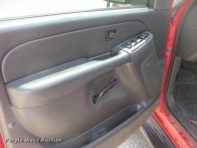 image for item BL9050 2004 Chevrolet Silverado 2500HD Crew Cab pickup truck