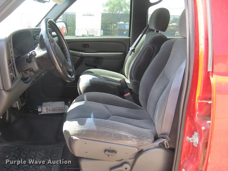 image for item BL9050 2004 Chevrolet Silverado 2500HD Crew Cab pickup truck