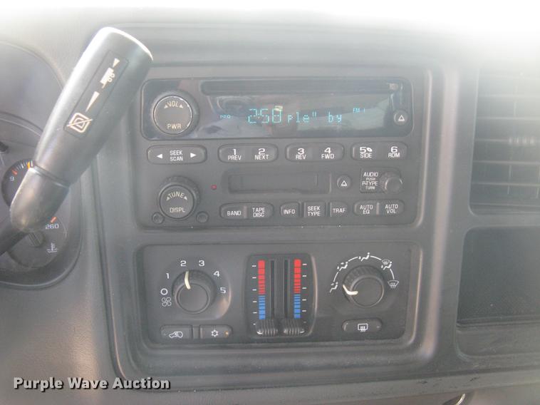 image for item BL9050 2004 Chevrolet Silverado 2500HD Crew Cab pickup truck