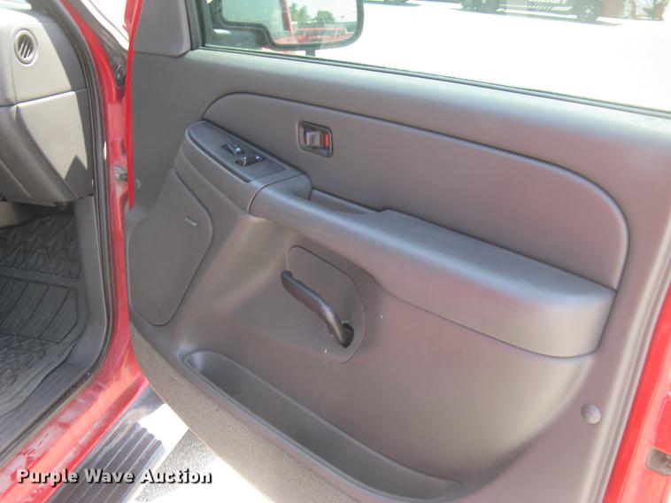 image for item BL9050 2004 Chevrolet Silverado 2500HD Crew Cab pickup truck