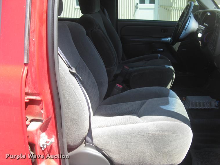 image for item BL9050 2004 Chevrolet Silverado 2500HD Crew Cab pickup truck