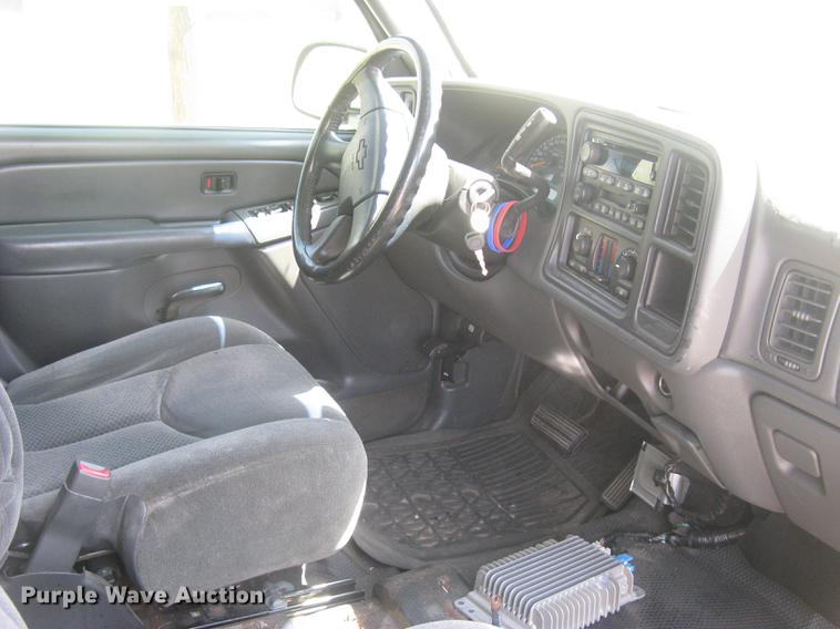 image for item BL9050 2004 Chevrolet Silverado 2500HD Crew Cab pickup truck