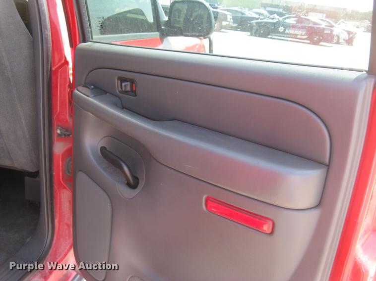 image for item BL9050 2004 Chevrolet Silverado 2500HD Crew Cab pickup truck