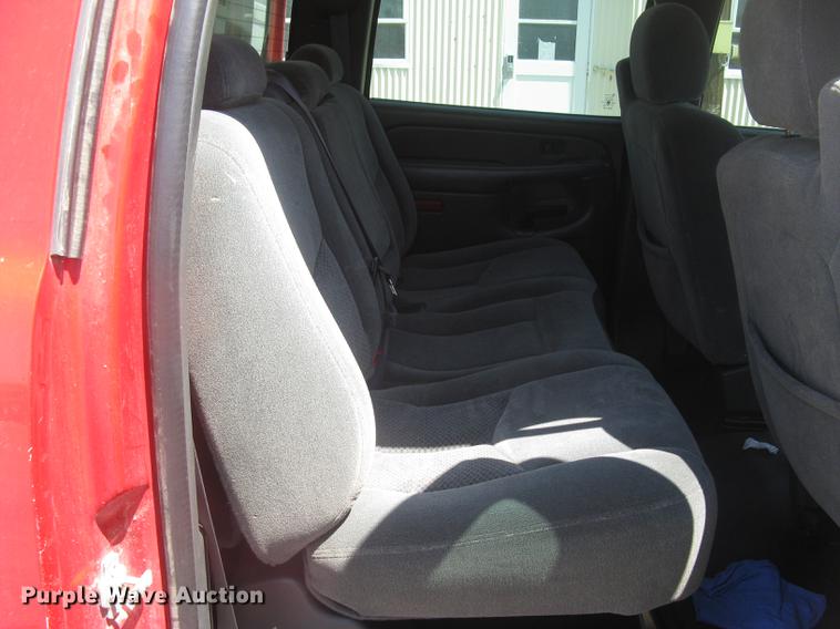 image for item BL9050 2004 Chevrolet Silverado 2500HD Crew Cab pickup truck