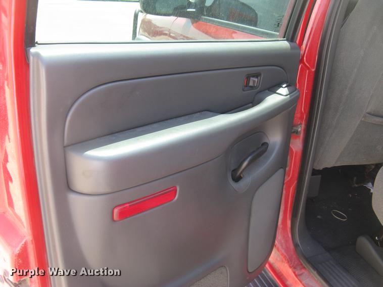 image for item BL9050 2004 Chevrolet Silverado 2500HD Crew Cab pickup truck