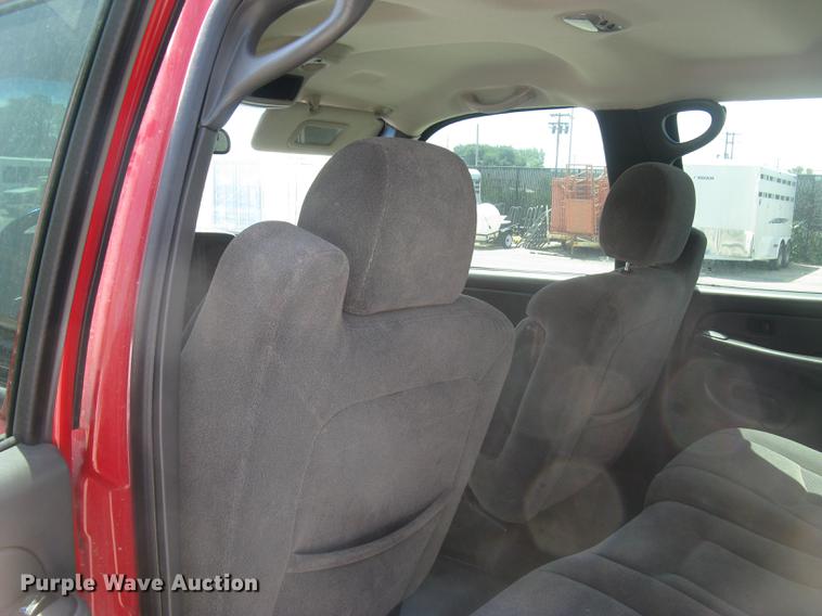 image for item BL9050 2004 Chevrolet Silverado 2500HD Crew Cab pickup truck