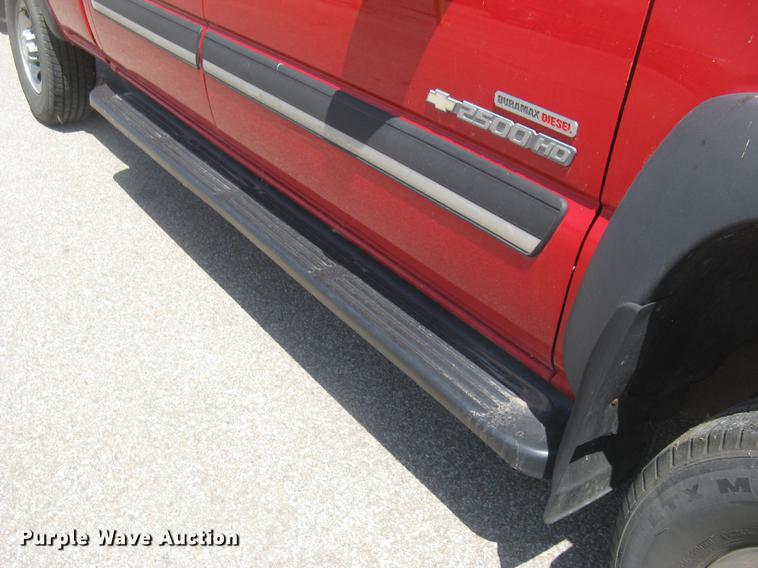 image for item BL9050 2004 Chevrolet Silverado 2500HD Crew Cab pickup truck