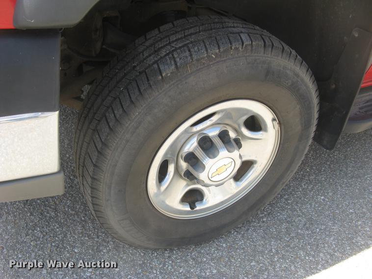 image for item BL9050 2004 Chevrolet Silverado 2500HD Crew Cab pickup truck