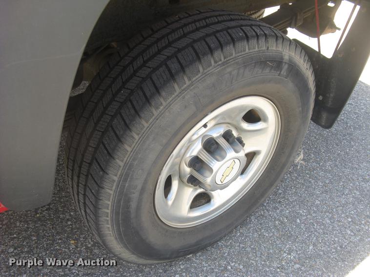 image for item BL9050 2004 Chevrolet Silverado 2500HD Crew Cab pickup truck