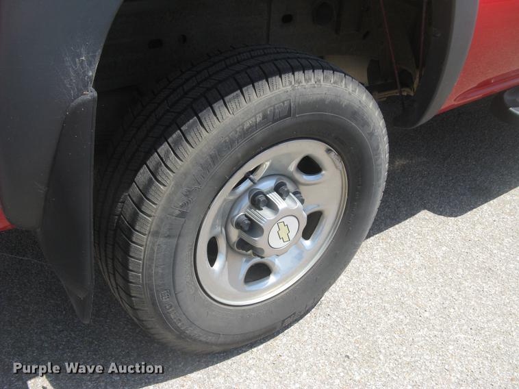 image for item BL9050 2004 Chevrolet Silverado 2500HD Crew Cab pickup truck