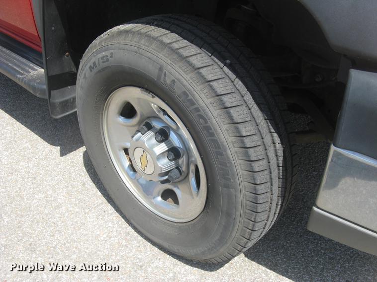 image for item BL9050 2004 Chevrolet Silverado 2500HD Crew Cab pickup truck