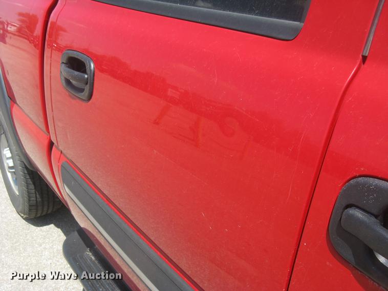 image for item BL9050 2004 Chevrolet Silverado 2500HD Crew Cab pickup truck