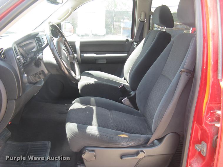 image for item BL9051 2007 Chevrolet Silverado 2500HD Crew Cab pickup truck