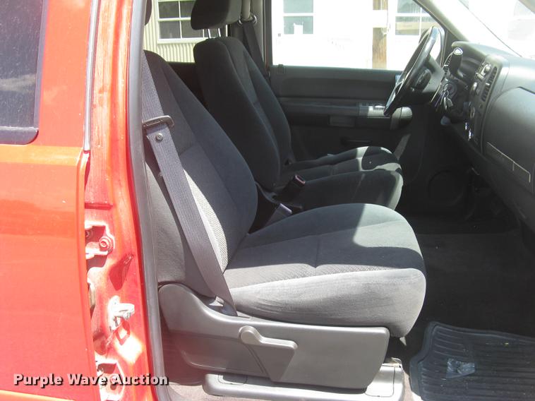 image for item BL9051 2007 Chevrolet Silverado 2500HD Crew Cab pickup truck