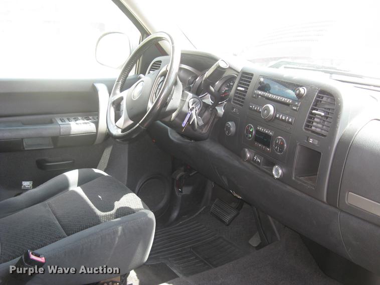 image for item BL9051 2007 Chevrolet Silverado 2500HD Crew Cab pickup truck