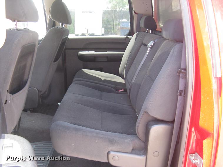 image for item BL9051 2007 Chevrolet Silverado 2500HD Crew Cab pickup truck