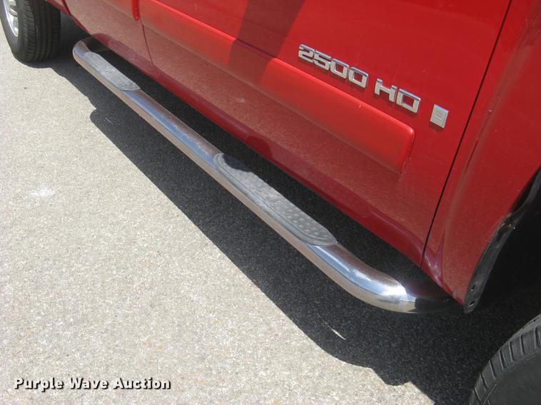 image for item BL9051 2007 Chevrolet Silverado 2500HD Crew Cab pickup truck