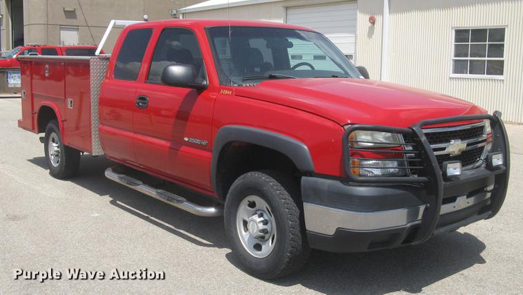 image for item BL9052 2006 Chevrolet Silverado 2500HD Ext. Cab utility bed pickup truck