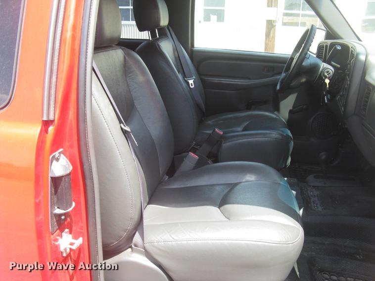 image for item BL9052 2006 Chevrolet Silverado 2500HD Ext. Cab utility bed pickup truck