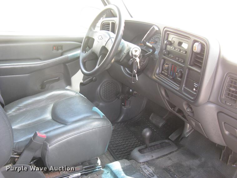 image for item BL9052 2006 Chevrolet Silverado 2500HD Ext. Cab utility bed pickup truck