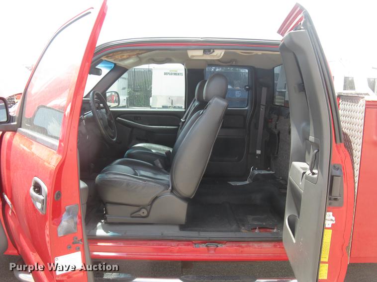 image for item BL9052 2006 Chevrolet Silverado 2500HD Ext. Cab utility bed pickup truck