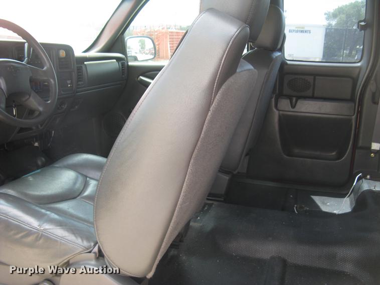 image for item BL9052 2006 Chevrolet Silverado 2500HD Ext. Cab utility bed pickup truck