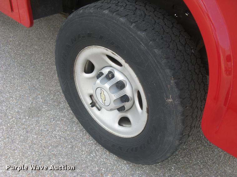 image for item BL9052 2006 Chevrolet Silverado 2500HD Ext. Cab utility bed pickup truck