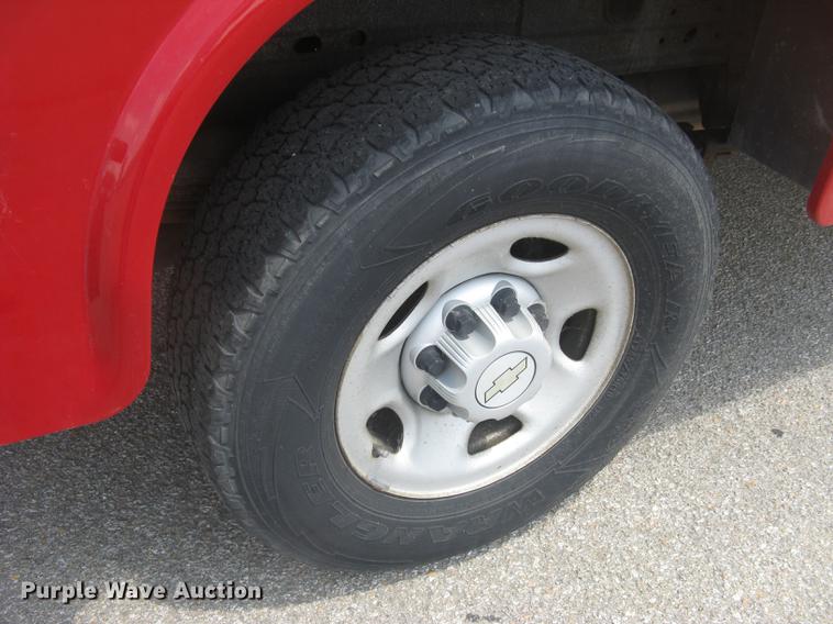 image for item BL9052 2006 Chevrolet Silverado 2500HD Ext. Cab utility bed pickup truck