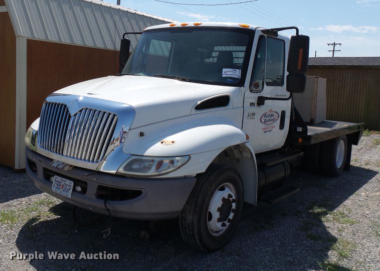 image for item DB7083 2005 International 4200 flatbed truck