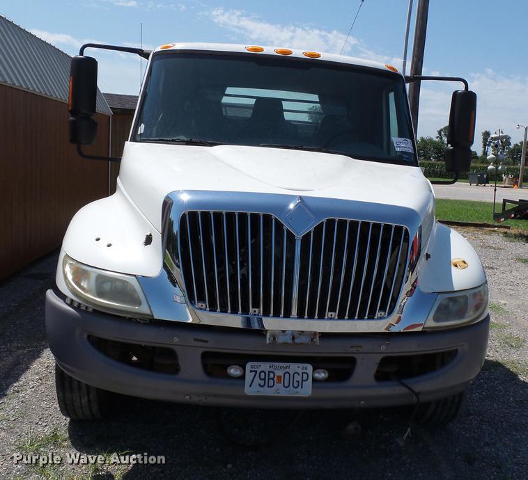 image for item DB7083 2005 International 4200 flatbed truck