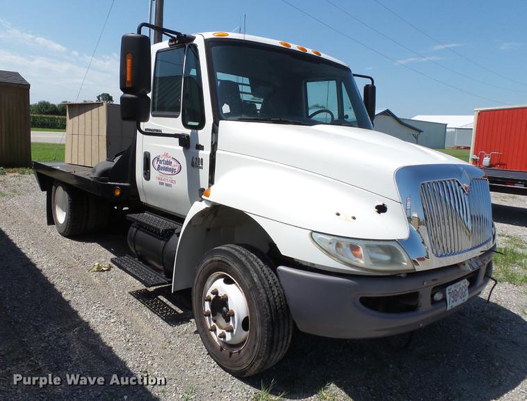 image for item DB7083 2005 International 4200 flatbed truck
