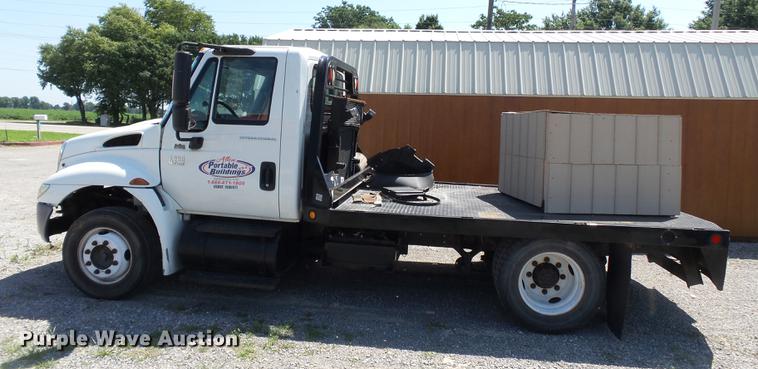 image for item DB7083 2005 International 4200 flatbed truck
