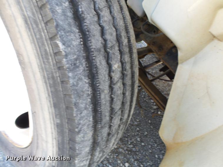 image for item DB7083 2005 International 4200 flatbed truck